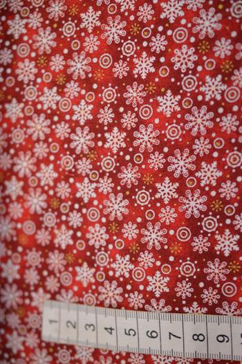 Patchworkstof Rødlig m/små snefnugblomster