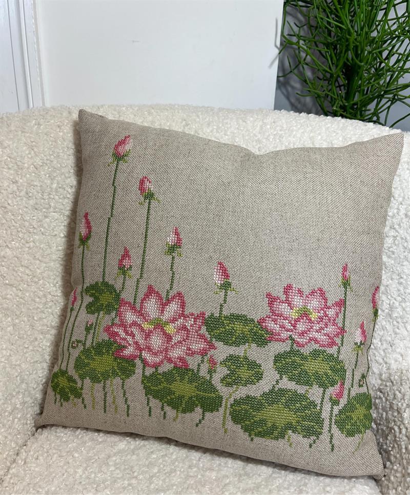 Pink Lotus Flowers, pude